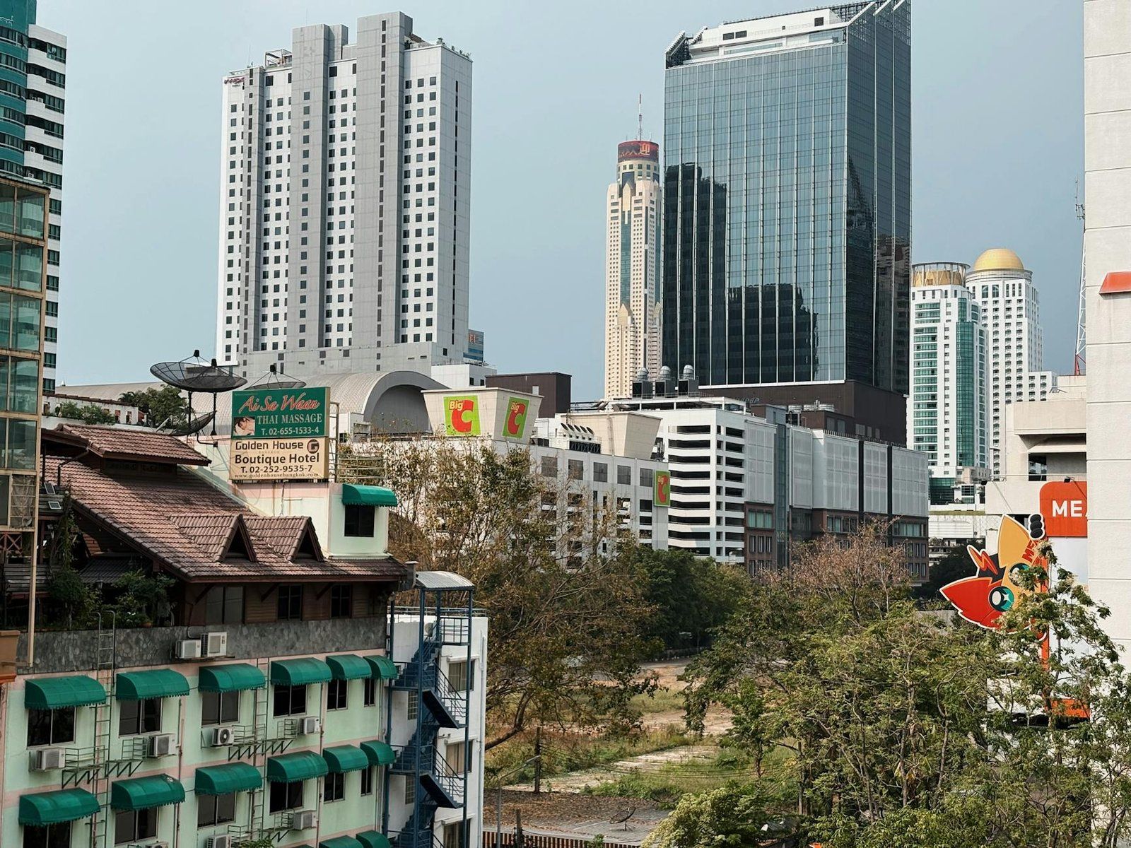 傍晚能看到酒店的曼谷素坤逸BTS站和街景