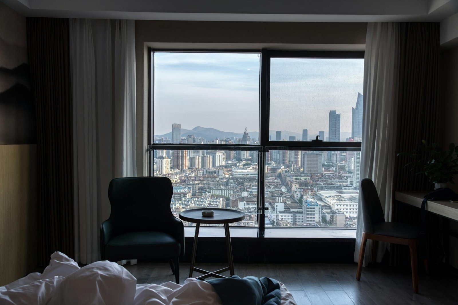 黄昏时分能俯瞰曼谷市景的现代经济酒店客房