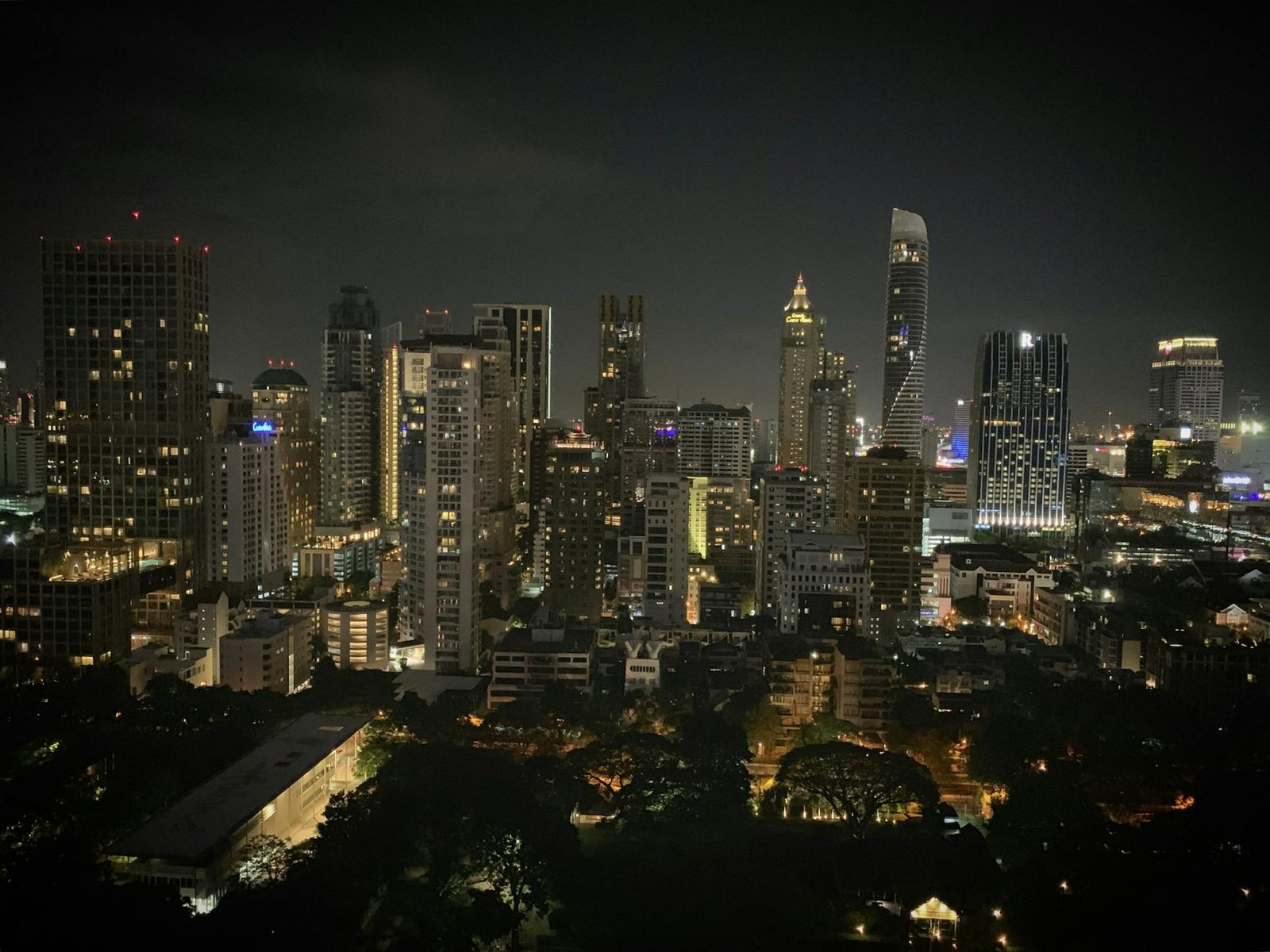 夜景中能看到酒店建筑的曼谷是隆天际线