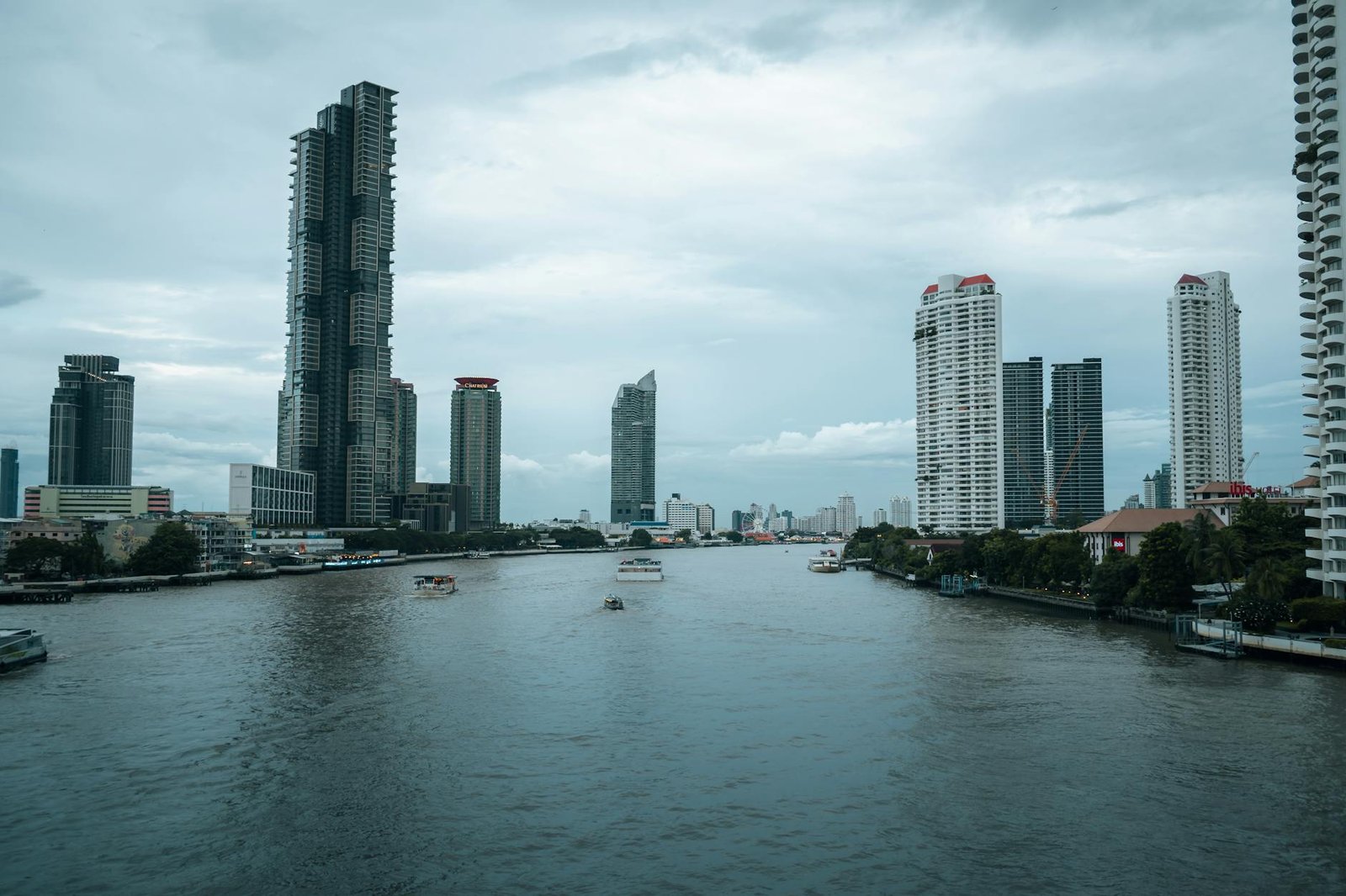 チャオプラヤー川沿いに並ぶラグジュアリーホテルのタワーが映えるバンコクの夕暮れスカイライン