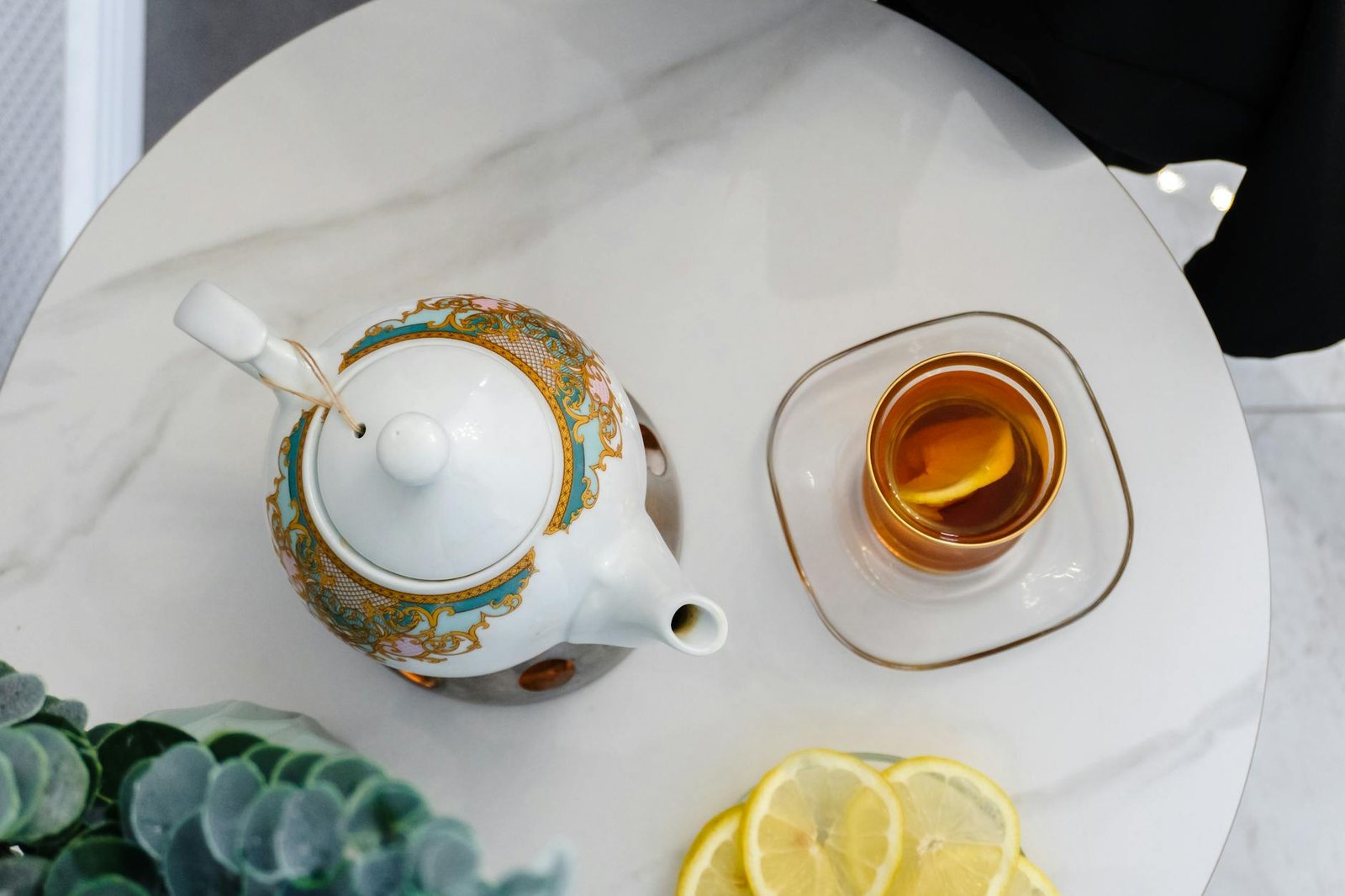 伝統あるホテルのアフタヌーンティーセッティングと、タイ風ペストリー