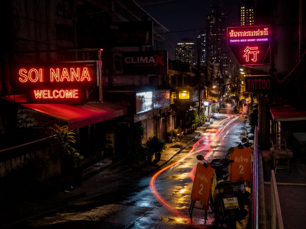 深夜0時を過ぎたバンコクのナイトライフ通りの俯瞰