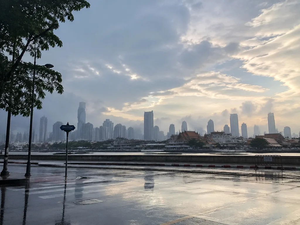 曼谷天际线上雨季午后阵雨即将放晴的景象