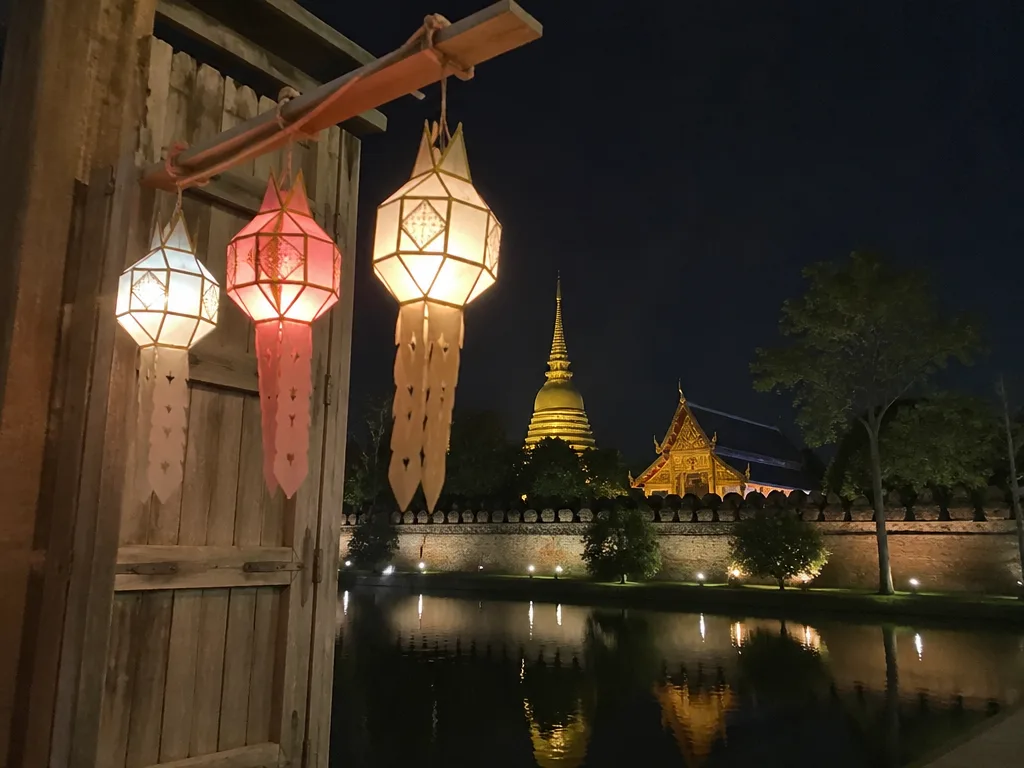 清迈古城夜晚天灯节灯火氛围风景