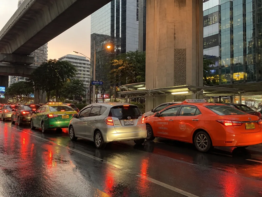 曼谷高峰时段街头出租车与打车软件车辆混行场景