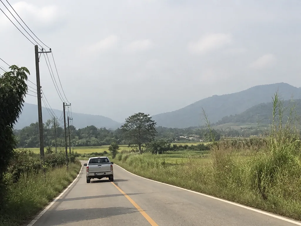 清莱泰国北部乡间公路皮卡车开过稻田