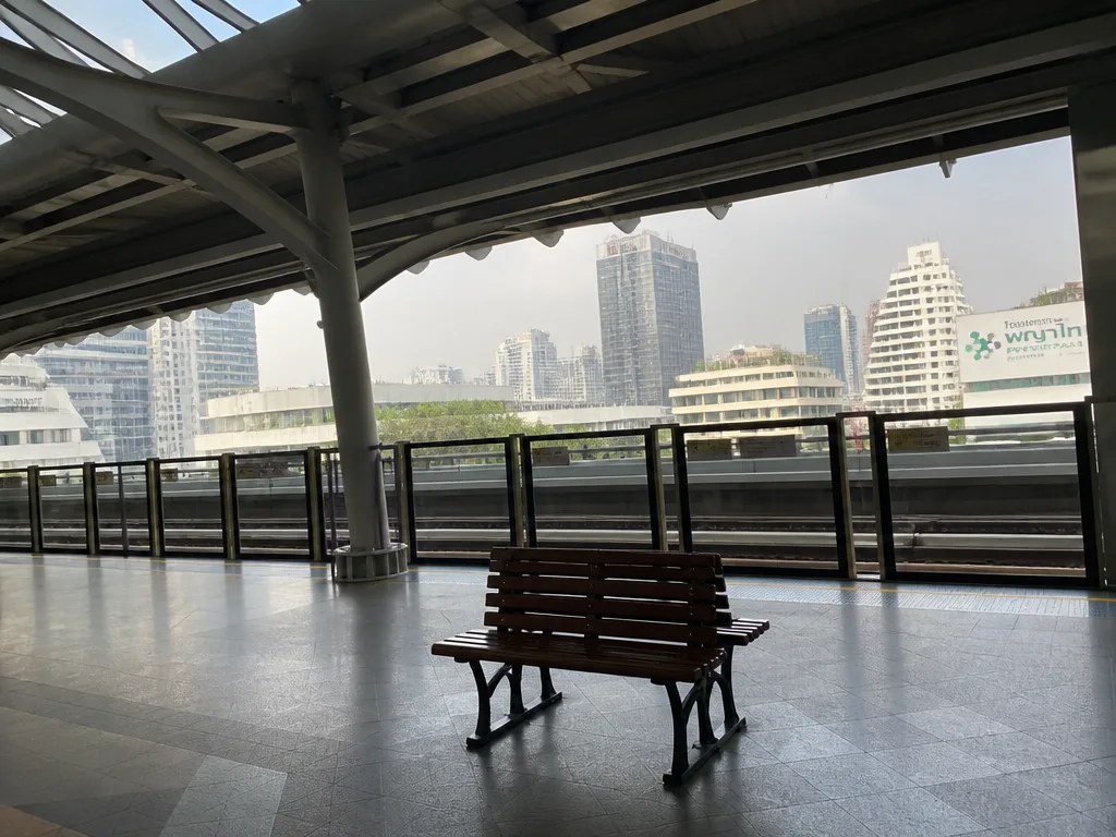 曼谷BTS空铁站台非高峰时段空景