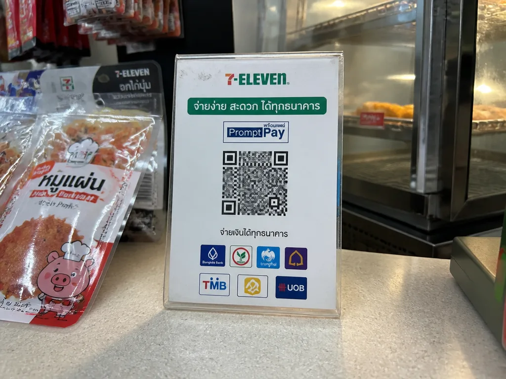 曼谷7-Eleven柜台上小型亚克力PromptPay二维码立牌