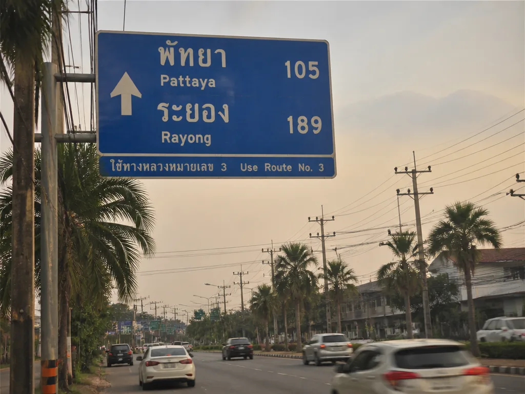 曼谷素坤逸路下午阳光下指向芭提雅的高速公路标识