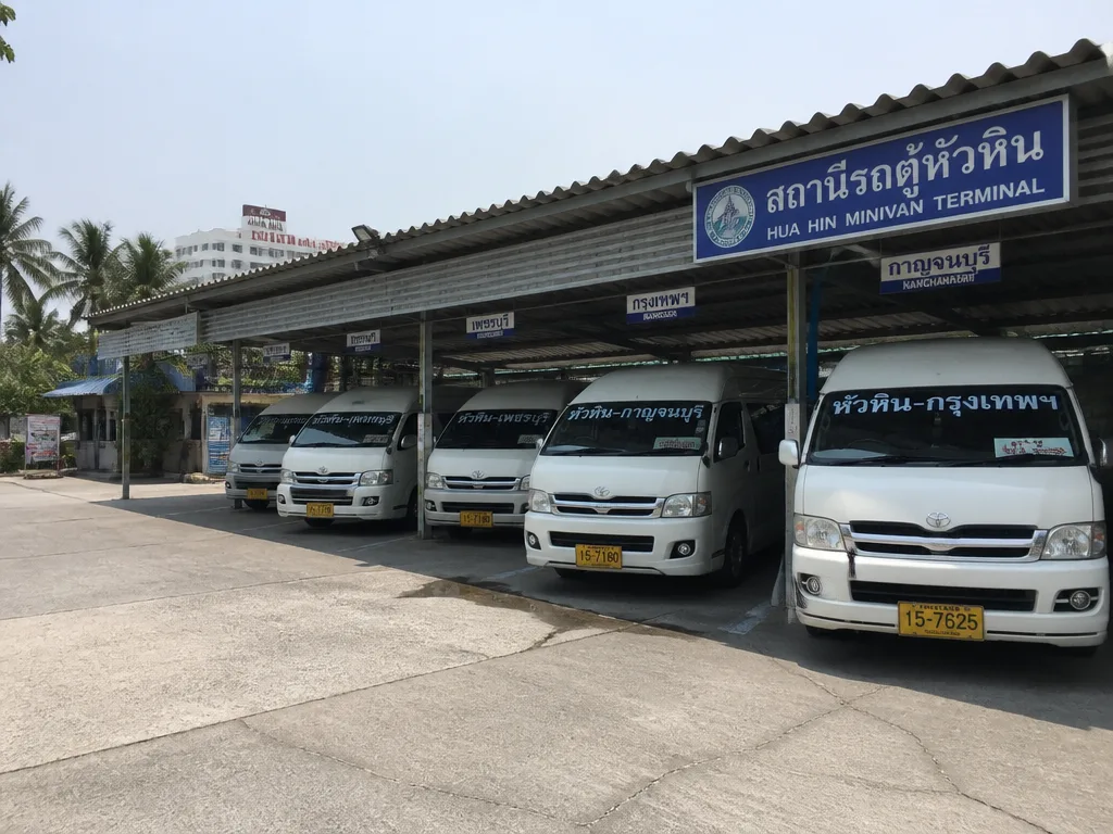 チャッチャイナイトマーケットの炭火シーフード屋台の風景