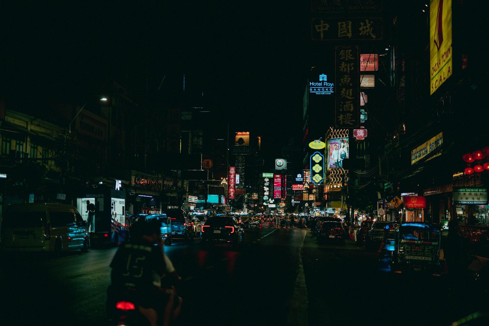 ネオンが輝く夜のカオサンロード