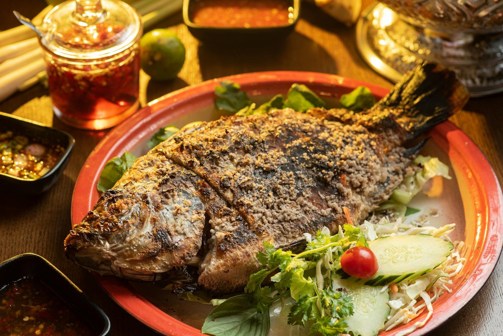 クラビのビーチフロントレストランで焼かれる新鮮な魚