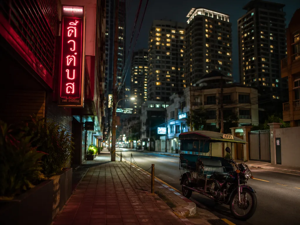 トンロー・スクンビットの夜のスカイラインとネオン