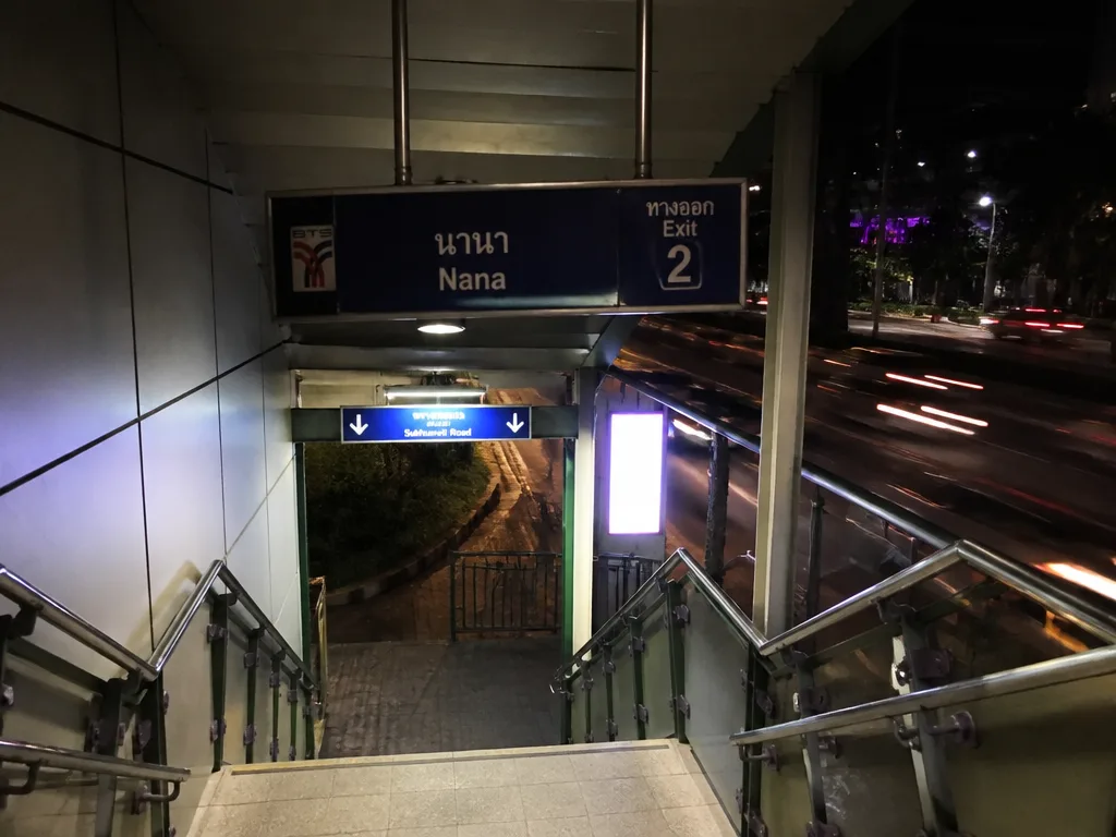 BTSナナ駅2番出口階段夜景