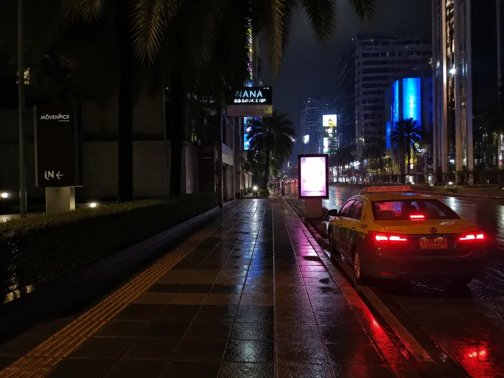 深夜スクンビットタクシー赤いテール