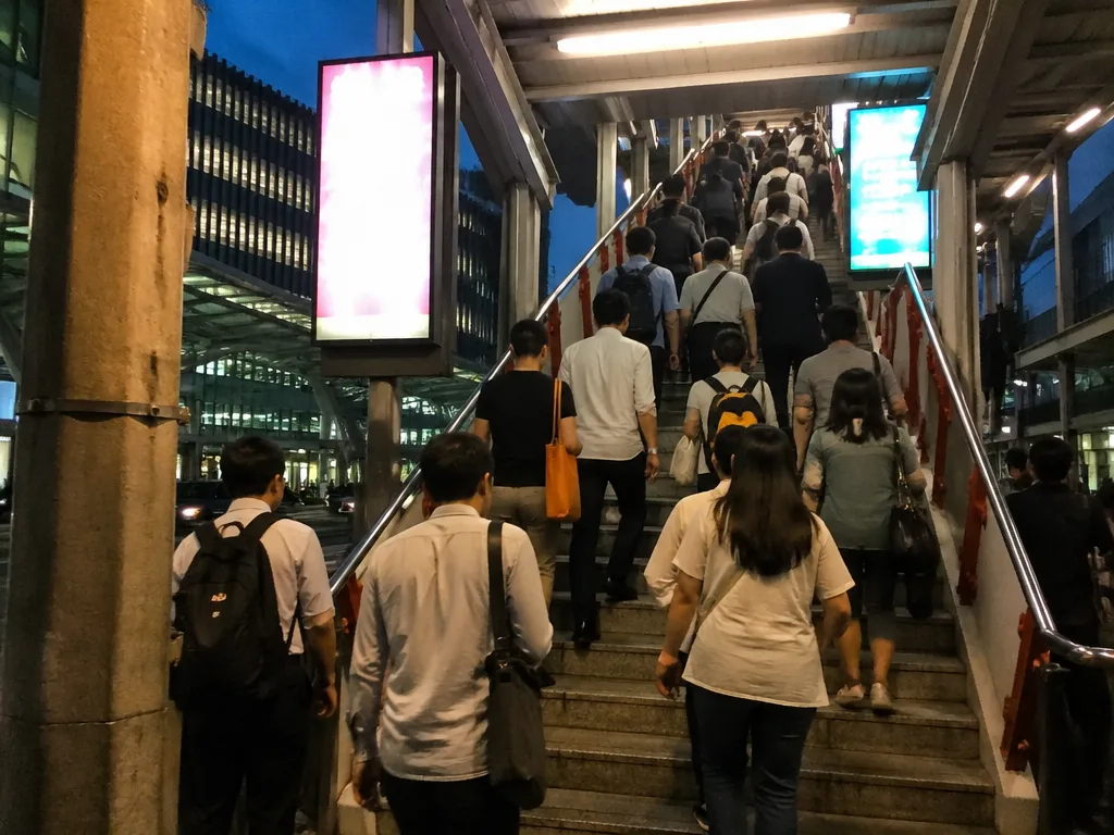 BTSサラデーン駅出口から夕方のラッシュで流れ出す通勤者の群れ