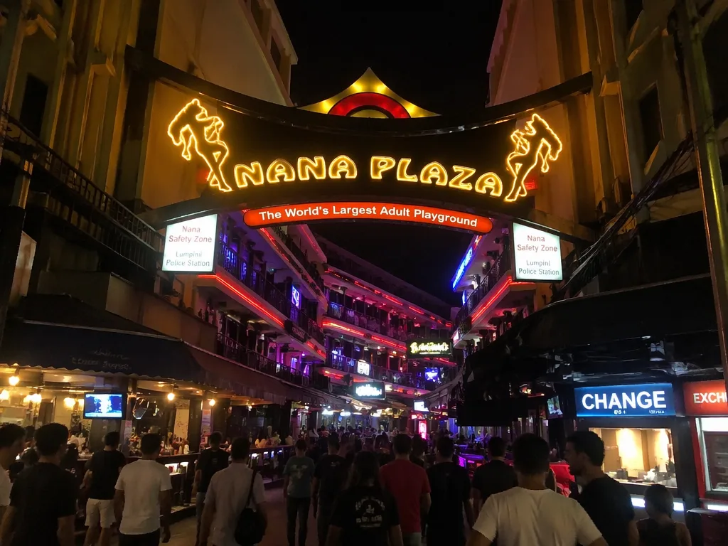 "World's Largest Adult Playground"の看板が掲げられたナナプラザ入口アーチ
