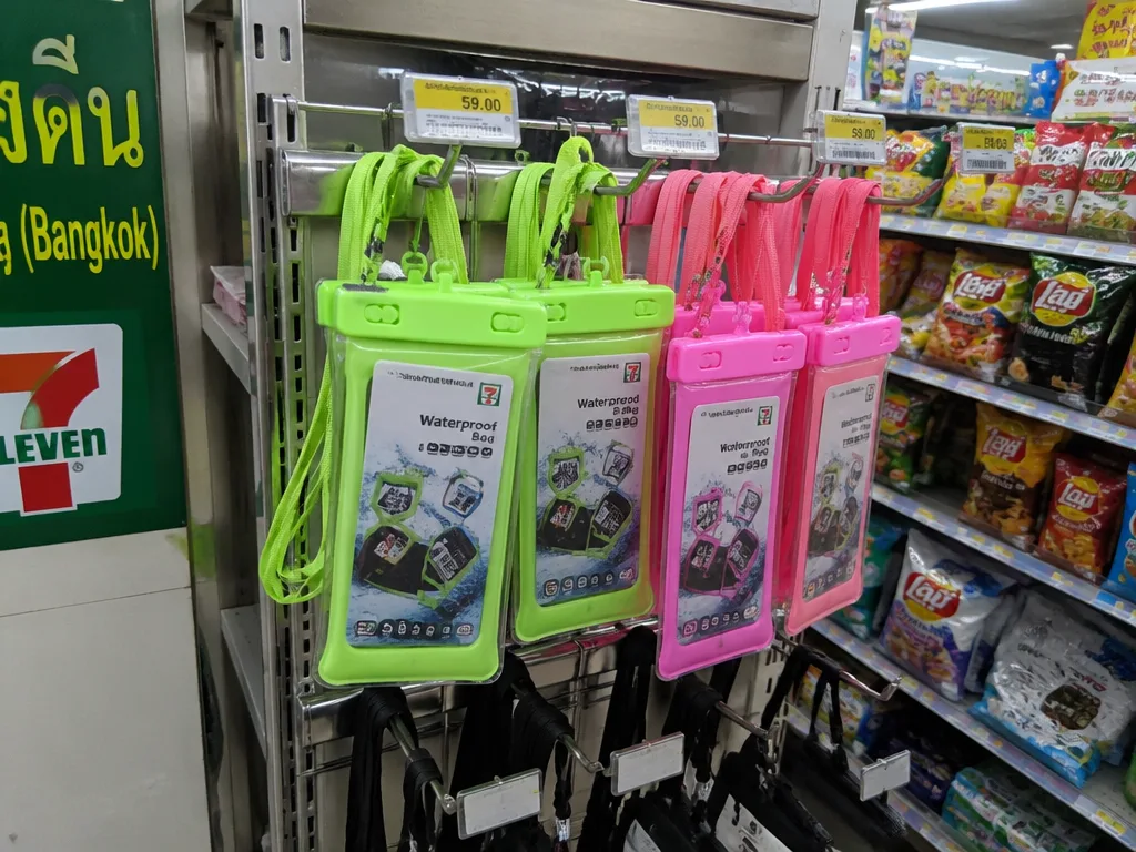 タイのセブンイレブンに並ぶ防水スマホポーチ