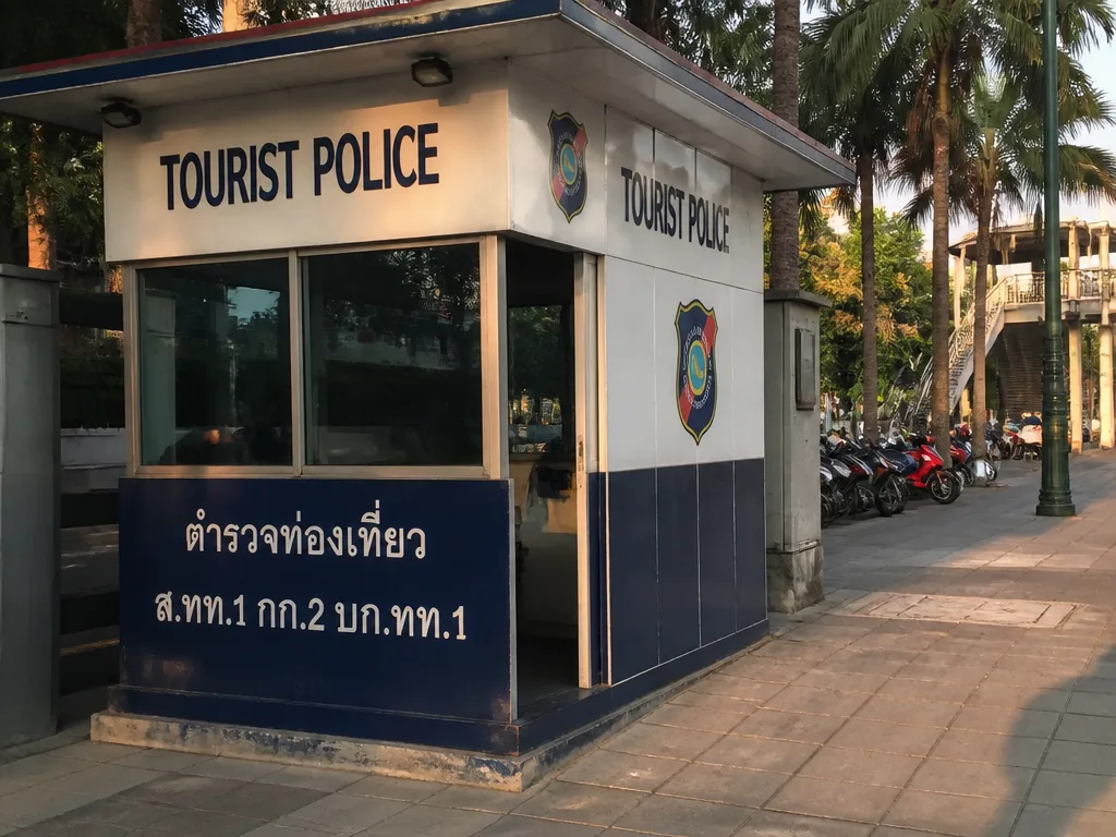 曼谷人行道上的旅游警察岗亭