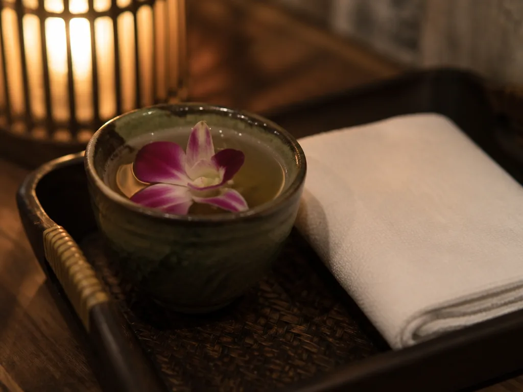 SPA 结束后木托盘上的姜茶瓷杯与兰花