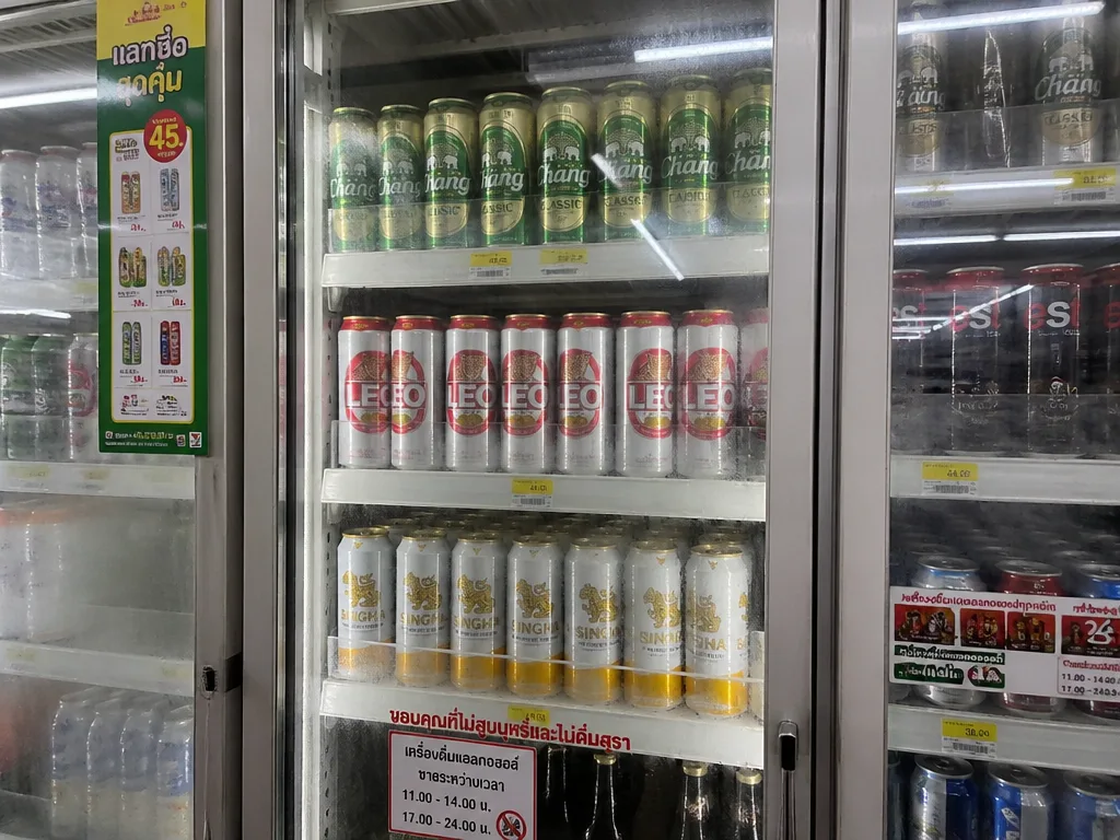 曼谷7-11便利店内的冷藏啤酒陈列柜