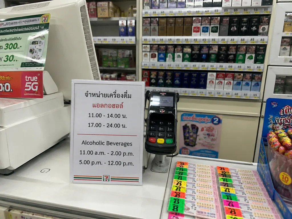 泰国7-11收银台贴有酒类时段限制告示