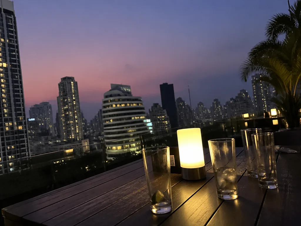 素坤逸路屋顶酒吧黄昏点亮的招牌灯光