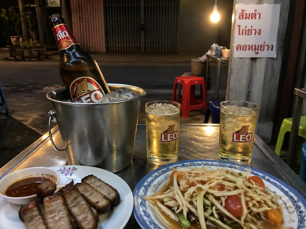 泰国路边小吃摊冰桶里的冷啤酒瓶组合