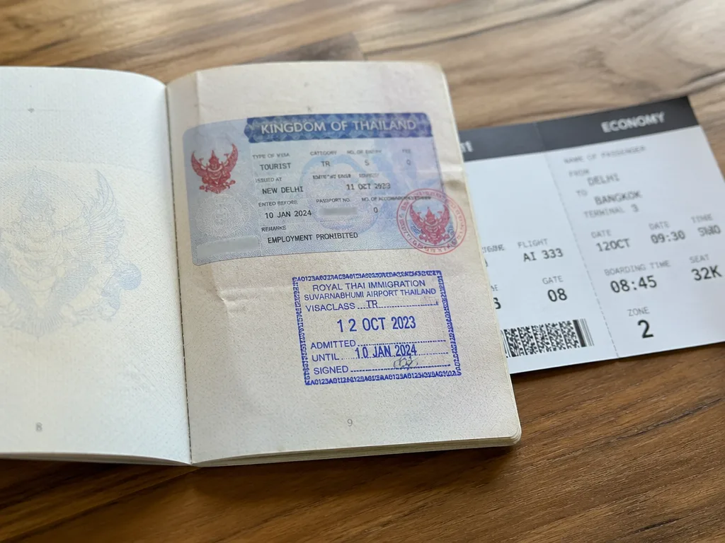 护照上的泰国旅游签证章和入境印章