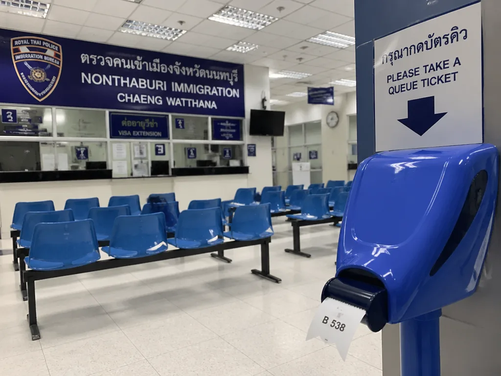 タイ移民局事務所の空のプラスチック椅子
