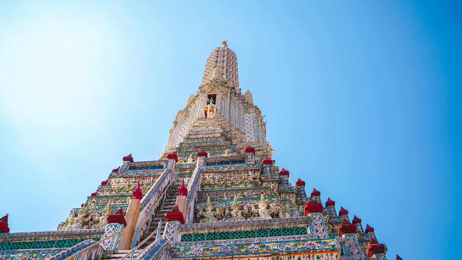 ワット・アルンの陶磁器タイル装飾の拡大