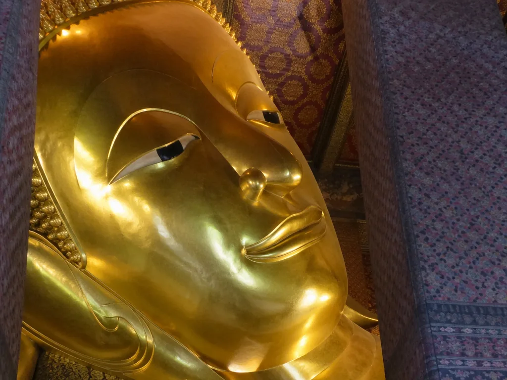 ワットポー本堂の涅槃仏の金箔細部のクローズアップ