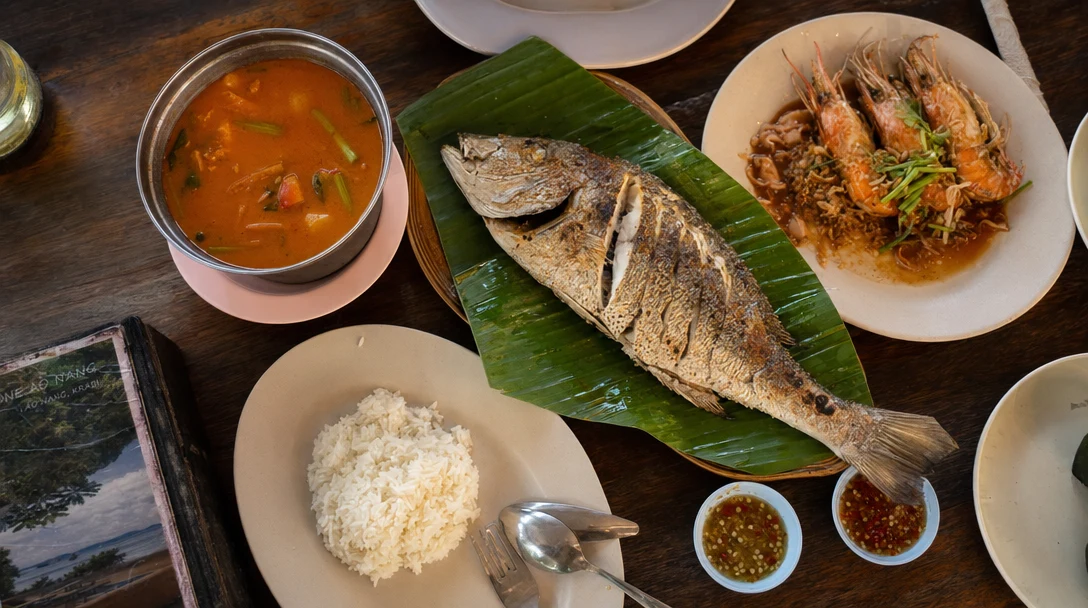 クラビ食ガイド:南タイの辛さ、海鮮市場、アオナンで何を食べるか